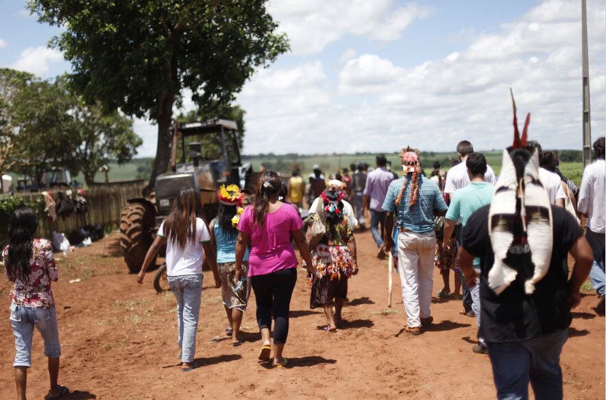 Indígenas (oriundos da reserva de Amamba9) na retomada da terra indígena Kurusu Amba, onde incidem fazendas (2014)