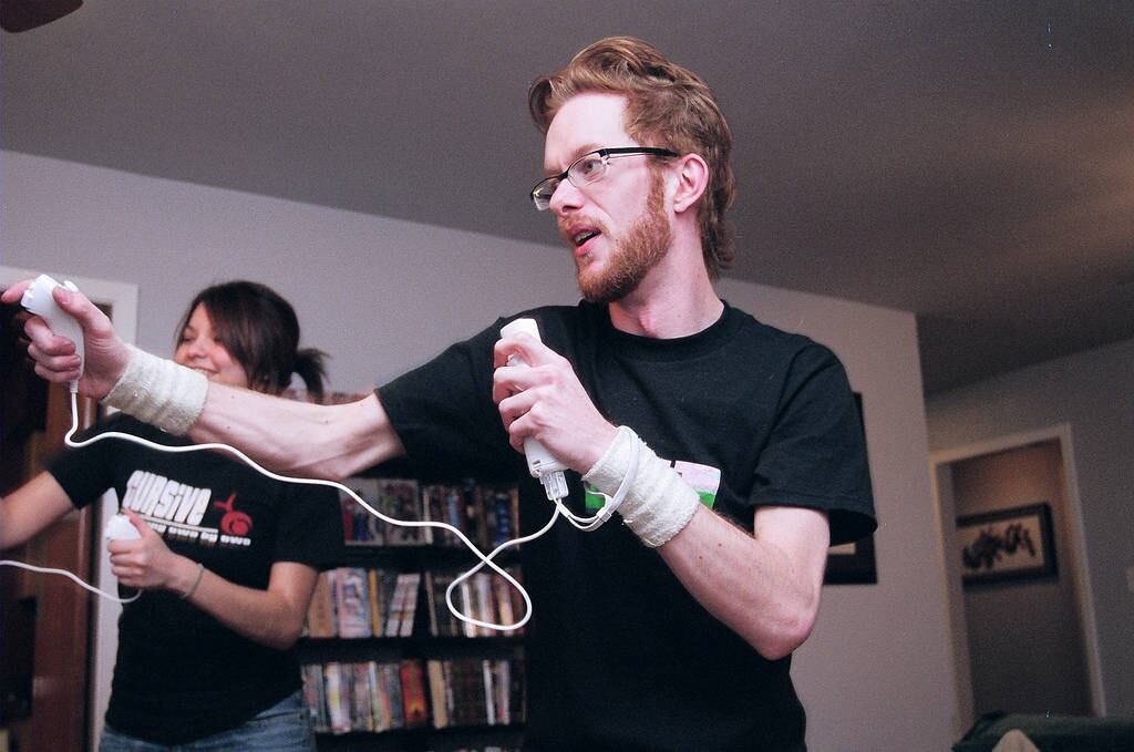 No mesmo ano do lançamento do Nintendo DS Light, a empresa lançou um novo console, o Wii. Com tecnologias diferenciadas para a época, o Wii continha sensores de movimento e um controle que reproduz os movimentos no jogo. Nessa época, a Nintendo aproveitou para lançar jogos que envolvam esportes e atividades físicas

Confira as principais curiosidades da história da Nintendo:
Você sabia que a Nintendo já foi uma rede de motéis?
