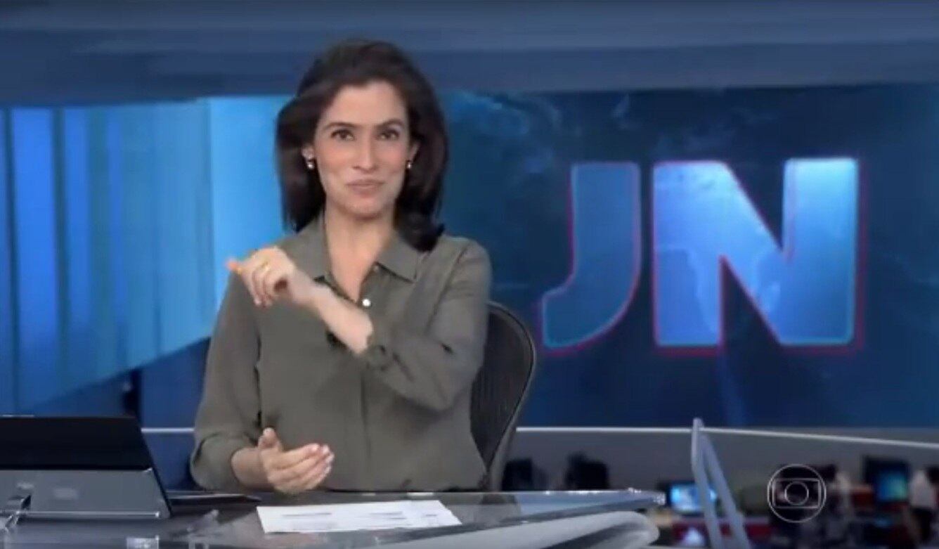 O Jornal Nacional também não escapou destes desastres. Em uma das edições, Renata Vasconcellos foi atacada por um mosquito enquanto falava, mas manteve a elegância ao tentar se livrar dele. Depois, Willian Bonner ainda brincou com a situação.

— Era o mosquito da dengue?



