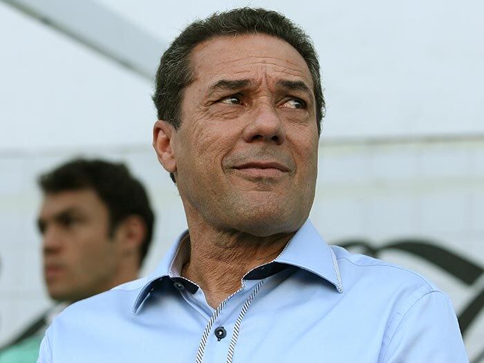 O impacto do rumor da contratação de Luxa, porém, está vivo ainda na cabeça de Kleina. A
amigos, chegou a falar que “onde há fumaça, há fogo” ao comentar sobre o
boato. Ele tem consciência de que não era o preferido de Paulo Nobre
quando o presidente assumiu, em janeiro, que teve sua demissão cogitada
ao menos duas vezes na temporada e que ainda não faz parte dos planos
para 2014