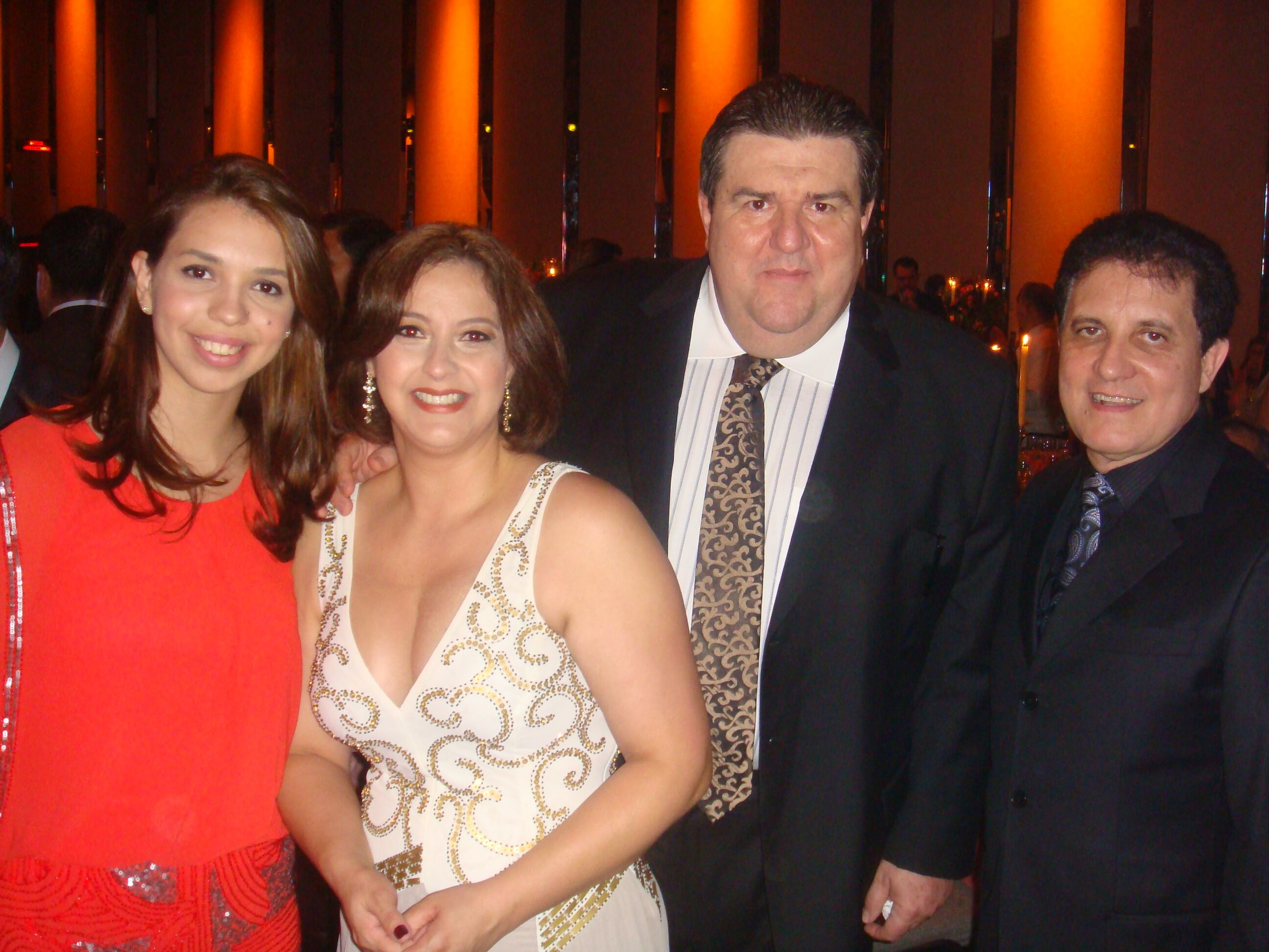 Desembargador Irineu Jorge Fava, 2º vice-presidente da Apamagis, com sua sobrinha Amanda Fava (de vermelho) e sua mulher Catia Fava
