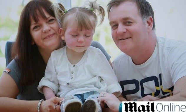 Os pais afirmam que sair com Matilda depois do tratamento é
sempre complicado, já que as pessoas tiram conclusões precipitadas ao ver o rosto da
menina

   

— Já ouvi pessoas nos acusando de deixá-la
perto do radiador. Elas pensam que somos péssimos pais e que,
de alguma forma, causamos isso para a
nossa filha
