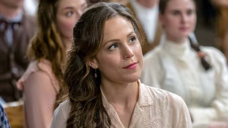 Elizabeth Thatcher (Erin Krakow) tem chamado a atenção nas noites da Record TV. E não é por ser uma jovem bela e culta, mas por ter uma história inspiradora. Acostumada à vida de luxo da alta sociedade em uma cidade grande, ela decidiu atender ao chamado de seu coração para trabalhar como professora no oeste do Canadá, onde a vida é simples. E foi lá que ela aprendeu um jeito novo de viver a vida e ensinou lições valiosas a adultos e crianças; veja!