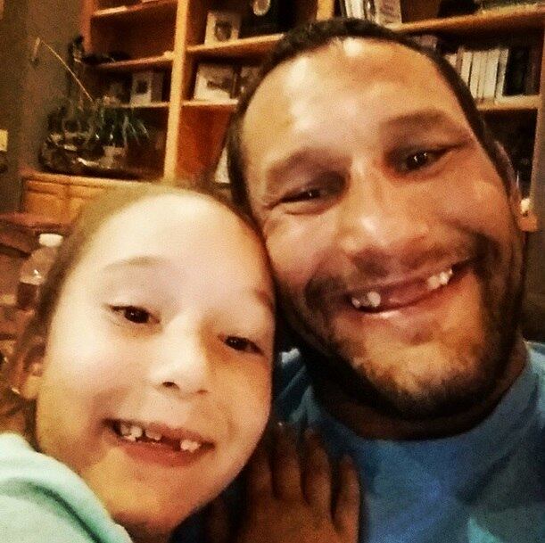 O lutador Dan Henderson é um dos mais respeitáveis da história do MMA. Profissional na modalidade desde 1997 e com um cartel de 43 lutas na carreira, o americano de 44 anos tem no currículo os títulos dos extintos Pride e Strikeforce. Além do legado dentro do octógono, ele também é notório por outra coisa que agrada os fãs: suas gracinhas nas redes sociais. Banguela dos dentes das frentes, devido às batalhas que passou nos ringues e octógonos mundo afora, o atleta aproveitou que a sua filhinha perdeu um dos dentes e registrou uma foto dos dois 'janelinhas' e publicou em sua conta do Instagram

Domingo de UFC em Porto Alegre

