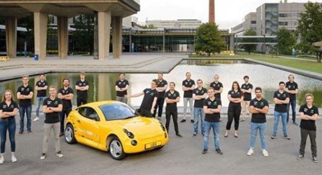 Carro foi criado pelos alunos durante um ano e meio