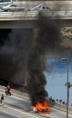 Veículo ficou completamente destruído