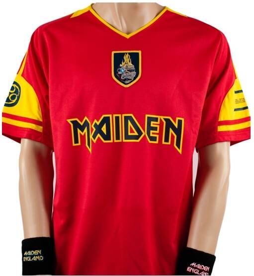 Torcedores
fanáticos da Inglaterra, a banda de rock Iron Maiden lançou uma linha de
camisas de futebol para os torcedores desfilarem durante a Copa do Mundo. Este é o modelo da Espanha 