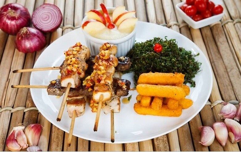 Us Motoca
Prato - Mineiro Desconfiado: trio de carnes no espeto regado com cubinhos de maçã flambada no conhaque. Acompanhado de crispe de couve, polenta frita e molho especial de maçã.
Endereço: rua Zircônio, 531 - Camargos