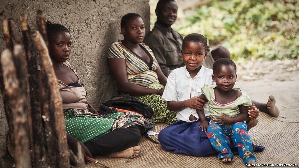 O padrasto de Sylvia acha que as idas da menina à escola são um ônus
financeiro para a família, mas ela encara o estudo como um projeto de
longo prazo que vai beneficiar todos. (Os nomes das meninas citadas
foram alterados para evitar problemas para as famílias. A galeria é de
autoria de James Stone, da ONG Plan International)