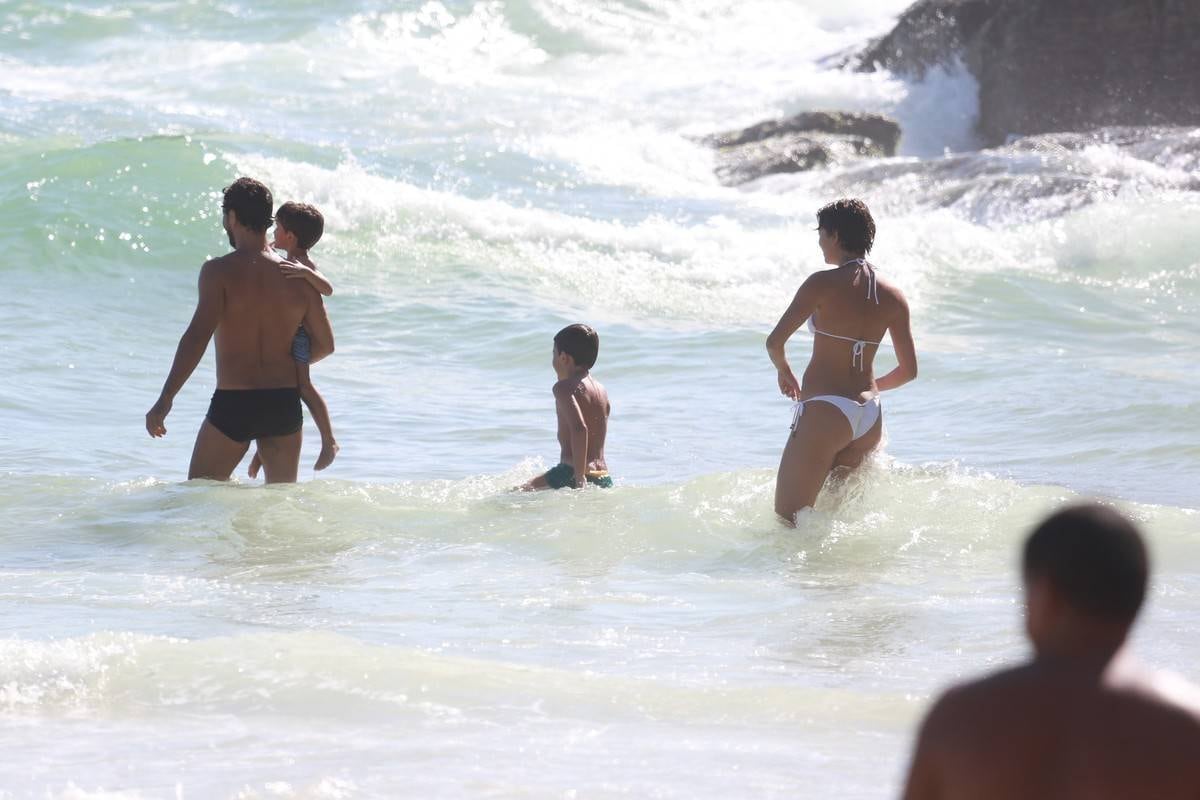 Sophie Charlotte e Daniel de Oliveira se divertem em praia com a família