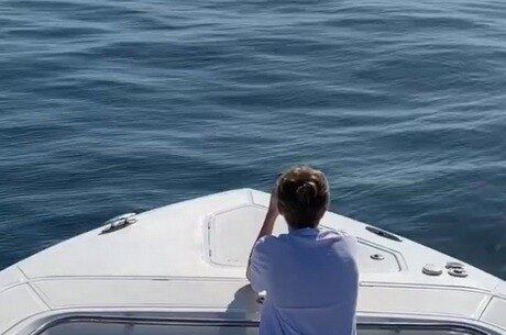 Filho de Huck observa o mar
