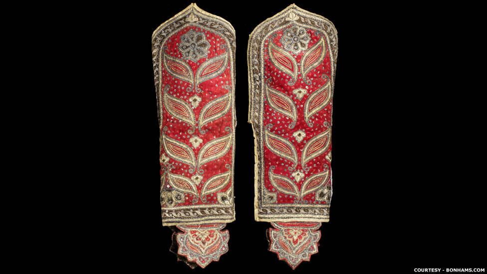 Alguns afirmam que Tipu, que era muçulmano, era um
governante brutal que arrasou vilarejos, destruiu templos hindus e igrejas
cristãs. Outros afirmam que estas informações foram espalhadas por
nacionalistas hindus. Na imagem, um par de protetores de braços