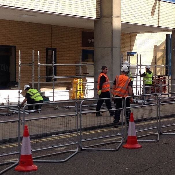 A Inglaterra se prepara para a chegada do segundo filho do Príncipe William e da duquesa de Cambridge, Kate Middleton. Segundo a revista People, na manhã desta quinta-feira (16), barreiras começaram a ser colocadas na entrada do hospital St. Marry, em Londres. Imagens foram compartilhadas no perfil da publicação no Instagram