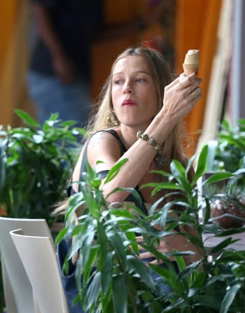 Luana Piovani curtiu o passeio sozinha 