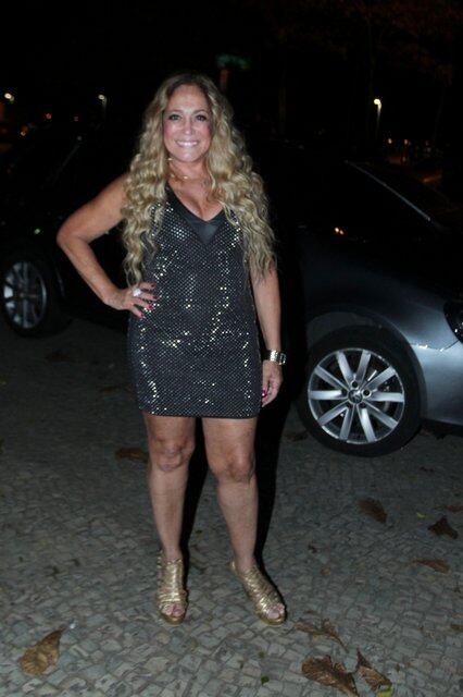 Susana Vieira foi à festa com o look ousado de sua personagem