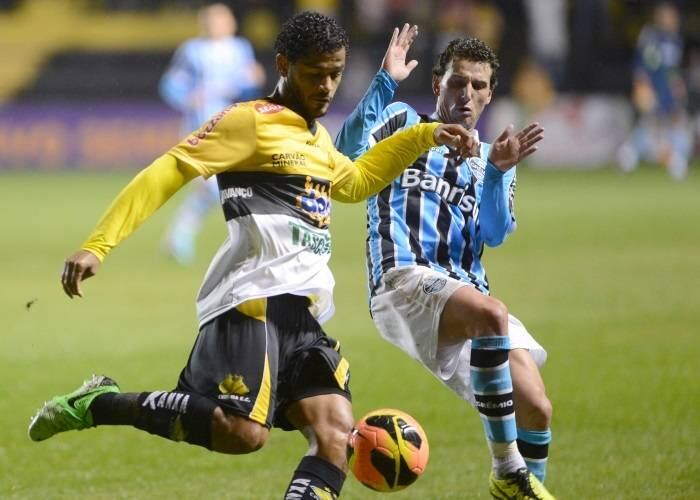 Emprestado, o volante Elton ajudou o Criciúma a fugir do rebaixamento e, agora, volta ao Internacional