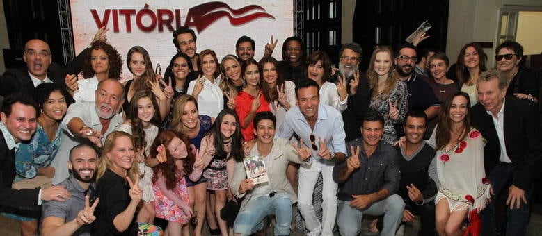 Elenco da trama reunido durante a coletiva de lançamento