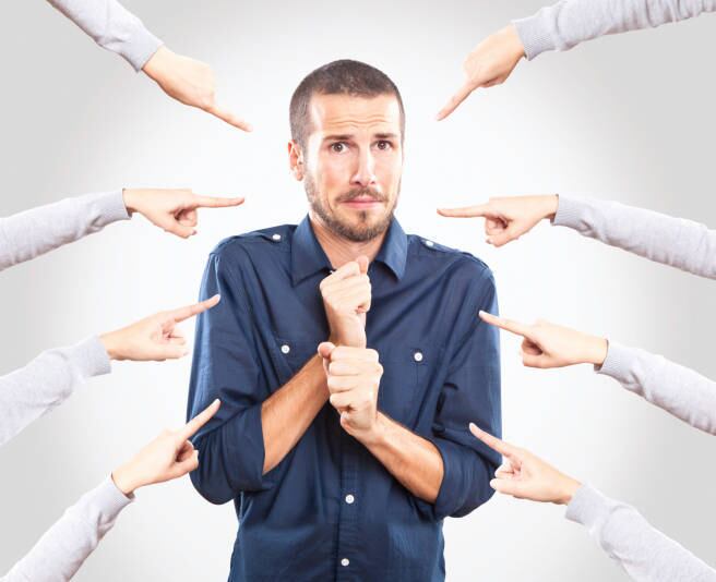 Outra atitude comum dos usuários que praticam bullying é fazer comentários maldosos nas fotos do perfil, xingando ou humilhando a pessoa