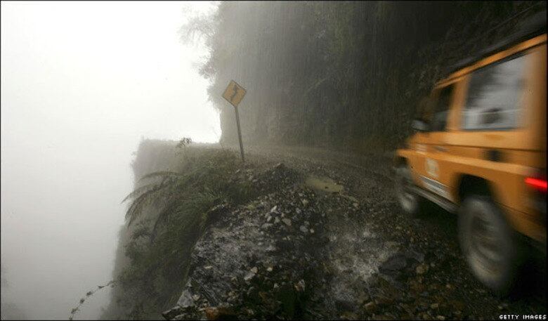 Estrada da Morte (Bolívia) — o nome cai como uma luva nesta estrada, que é considerada a mais perigosa do mundo. Só pela foto dá para perceber o motivo, não é mesmo?