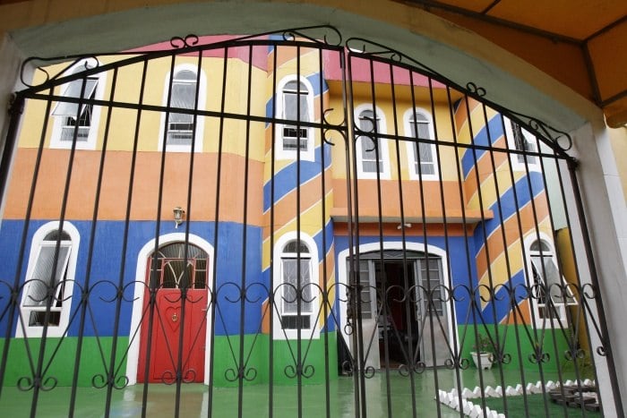 Fachada da escola infantil Happy Day interditada em Curitiba
