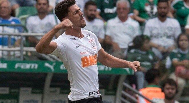 Avelar marcou o gol decisivo no clássico. Corinthians calou a arena palmeirense