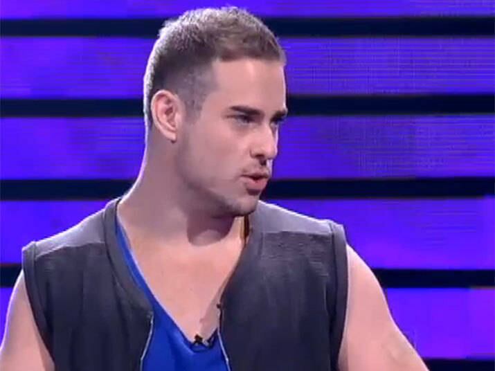 Logo depois, ele explicou o que faz profissionalmente:
— Olá, meninas, meu nome é Diego, tenho 23 anos. Sou modelo, fiz faculdade de administração e recentemente abri uma loja de roupas lá na minha cidade
+ Vídeo: Diego faz número com fogo e vê que não é a melhor forma de conquistar mulheres
+ Siga o Me Leva Contigo no Twitter
+ Curta o Me Leva Contigo no Facebook