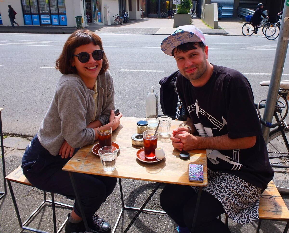 A cada encontro, Matt descreve desde quando é amigo de seu convidado, quantos amigos tem em comum com ele e também escreve um breve descritivo de como foi o tal café