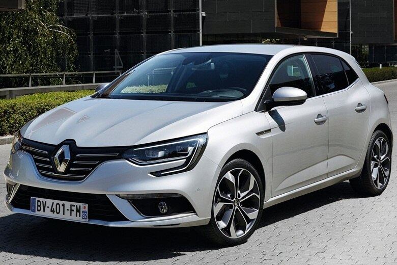 Na dianteira, o grande losango da Renault se faz
presente e os faróis têm desenho que lembra uma vírgula na ponta, com iluminação contornada por LEDs