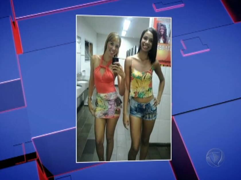 As irmãs Jéssica Oliveira de Souza, de 23 anos, e Ariane Oliveira de Souza, de 18 anos, foram encontradas mortas a tiros na comunidade Gogó da Ema, em Belford Roxo, na Baixada Fluminense. Os corpos estavam abraçados e com sinais de violência sexual. Assista à reportagem