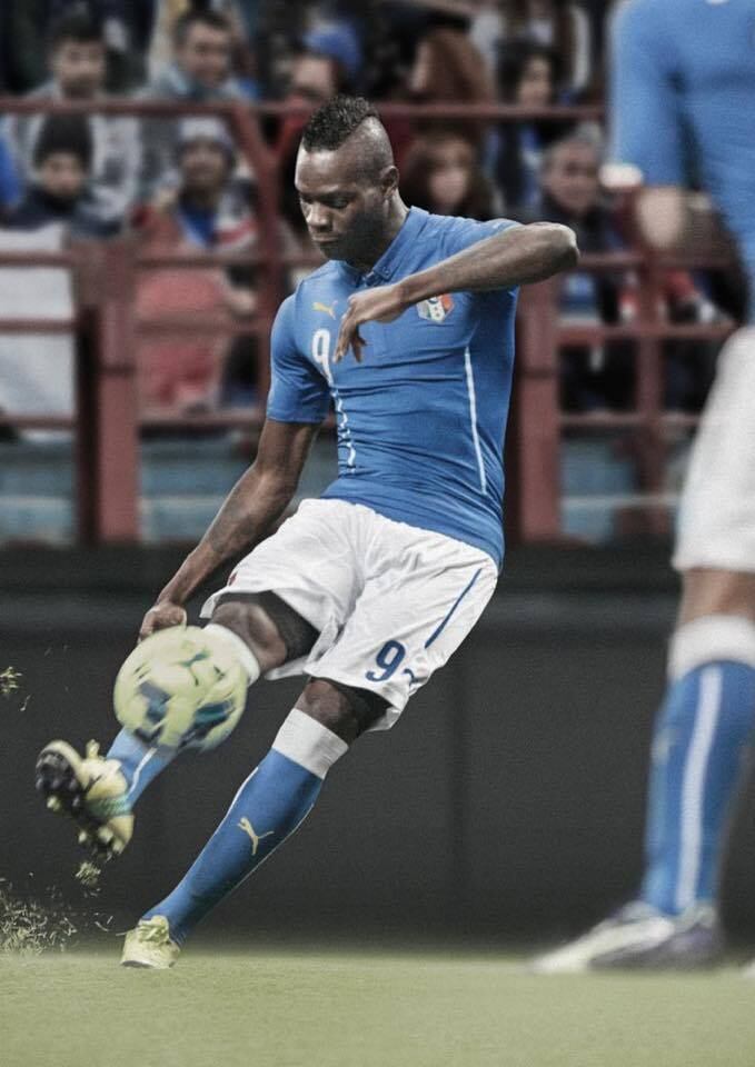 O garanhão italiano e suas peripécias lembram Madalena de Jucu, cantada por Martinho da Vila:
"Balotelli meu Balotta, você só arruma treta..."