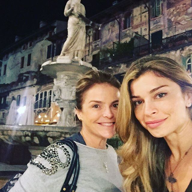 A atriz deu uma volta rápida pelas belezas de Verona