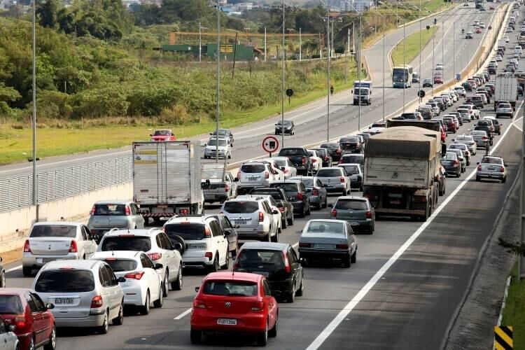 Mais de 700 mil veículos devem trafegar no sistema Anhanguera-Bandeirantes durante o feriado de Finados