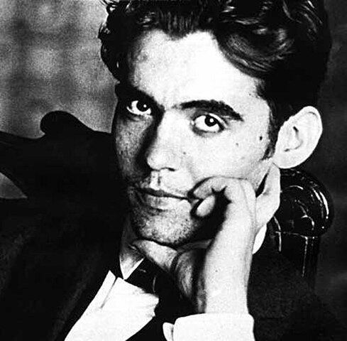 Federico Garcia Lorca - Poeta e dramaturgo, simpático ao Socialismo, foi vítima da Guerra Civil Espanhola, preso por fascistas sob alegação de que ele era mais perigoso com a caneta do que outros com o revólver. Morreu fuzilado em 18/8/36, aos 38 anos.