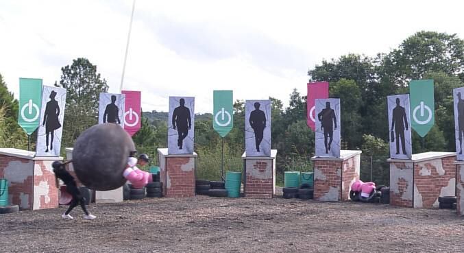 Competidores devem provar que as ex-namoradas não interferem mais na relação dos dois