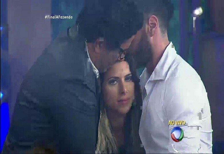 Com o segundo lugar, Ana Paula Minerato deixava evidente a sua desolação, e a modelo transparecia toda a sua tristeza por não ter ganho o prêmio de R$2 milhões

+ Douglas Sampaio é o campeão de A Fazenda 8. Relembre a participação do vencedor
+ Ana Paula Minerato é vice-campeã de A Fazenda 8. Veja como foi a participação da peoa no reality show
+ Luka Ribeiro é o terceiro colocado de A Fazenda. Relembre a trajetória do ator
+ “Tem participante que vai colher frutos muito ruins aqui fora”, crava JP Mantovani
+ Douglas leva tapa na cara de Mara Maravilha, cai no choro e afirma: "Ela não merece um pingo de respeito"
+ Veridiana joga bebida em Marcelo Bimbi durante festa de encerramento e causa climão

