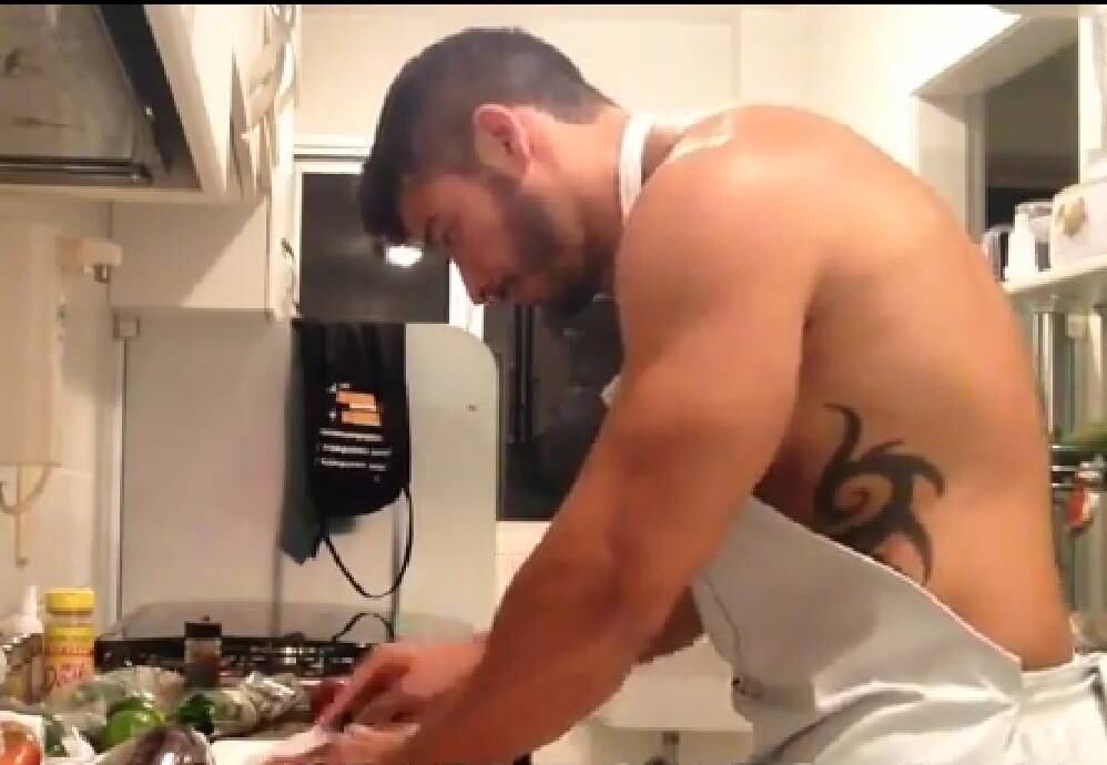 Após chamar a atenção com um perfil no Instagram, o Papai Bonito aos 40, o empresário Rodrigo Barreto resolveu apostar em vídeos pelos quais apresenta receitas de pratos saudáveis. No primeiro deles, o empresário ensina a fazer um ceviche de tilápia. Barreto ganhou seguidores no perfil da rede social com fotos que mostram sua rotina de malhação, o corpo sarado e parte do que costuma comer. Clique e veja mais fotos