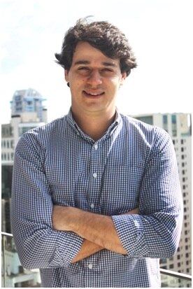 Paulo Cabral é responsável pelo crescimento do Waze na América Latina e trabalha no escritório de São Francisco, na Califórnia. Fã do app mesmo antes de fazer parte da equipe, uma das motivações que o levou a trabalhar com o Waze foi a busca por uma empresa que ajudasse as pessoas.
1) No Brasil, trabalhei no Google por cinco anos e um amigo do Google nos Estados Unidos me enviou um e-mail com o anúncio de trabalho do Waze. A descrição do trabalho era perfeita para mim, e eu já tinha planos de me mudar para os Estados Unidos, então comecei a fazer entrevistas em setembro do Brasil, e em novembro eu visitei o escritório do Waze na Califórnia para conhecer a minha nova equipe.
2) A melhor coisa no Waze e na minha posição é que eu não tenho uma rotina diária. Cada dia pode ser diferente. Eu gerencio diferentes tipos de parcerias na América Latina, sendo assim um dia eu posso conhecer um canal de TV no Rio de Janeiro e, no próximo, posso me encontrar com uma rede colombiana em Bogotá.
3) Sua experiência de trabalho será sempre um trunfo importante em sua carreira, mas o mais importante é a sua capacidade de se adaptar às novidades rapidamente. Em empresas em crescimento e em evolução, como Waze, precisamos estar prontos para mudar