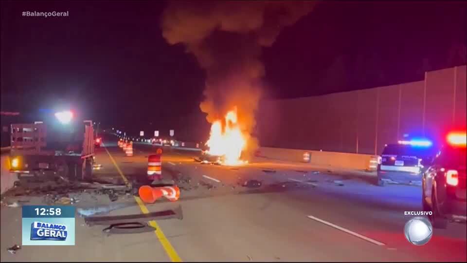 Homem faz resgate heroico em acidente entre dois carros nos Estados Unidos