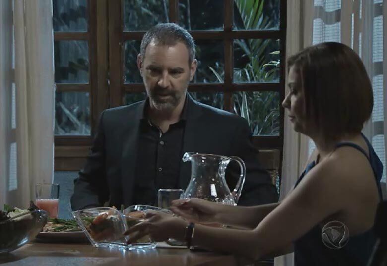 Adriana ameaça Geraldo e diz que se souber que
o marido tem outra mulher, irá denunciá-lo, gerando uma discussão

+ Paula investiga bacanal de Papudo. Assista!
+ Plano Alto aposta em figurino sofisticado
+ Carla Diaz e Bernardo Falcone se divertem nos bastidores 


