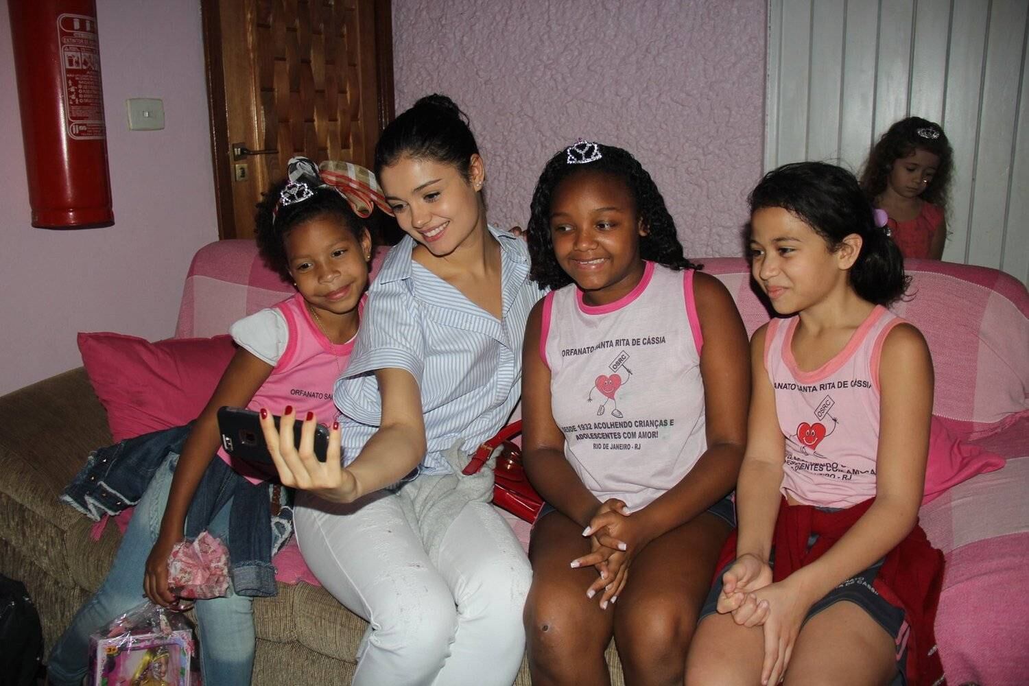O Orfanato Santa Rita
de Cassia, localizado na Zona Oeste do Rio, organizou um Dia das Crianças
beneficente neste sábado (8) e contou com a presença de diversos famosos, como Sophie Charlotte, Guilherme Leicam, Duda Nagle e Lexa

Acesse
o R7 Play e assista à programação da Record quando quiser

