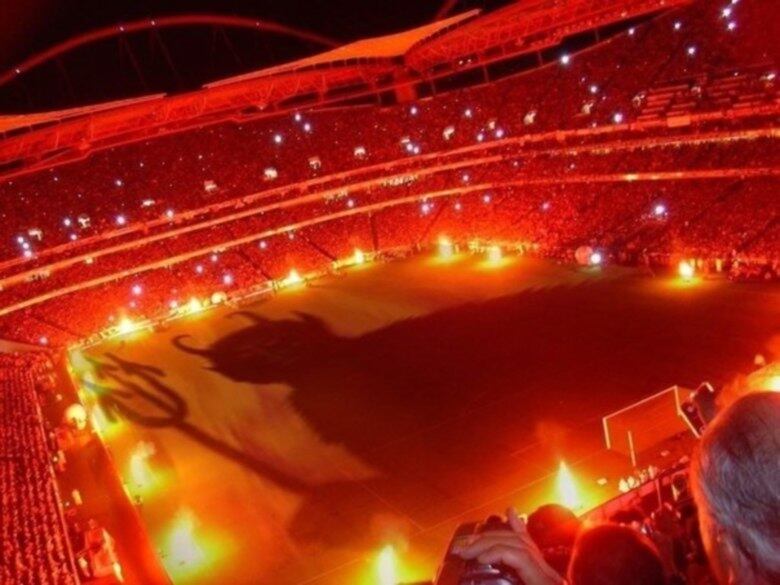 A Türk Telecom Arena é o estádio do Galatasaray, da Turquia. Não por acaso, os torcedores o chamam de 'O Inferno'. A torcida, aliás, é uma das mais apaixonadas e radicais do mundo do futebol