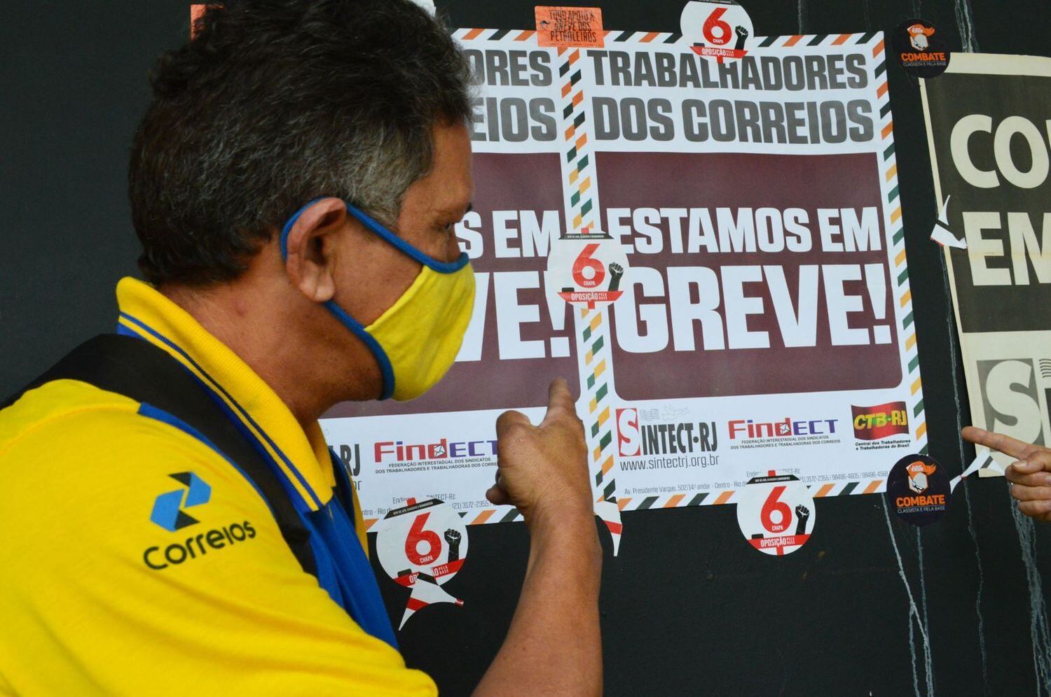 Funcionários entraram em greve desde a noite de segunda-feira (17)