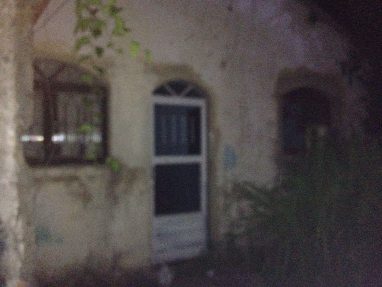 Na residência, a polícia encontrou indícios de que a vítima foi esquartejada e incinerada. De acordo com a delegada Ellen Souto, da DDPA (Delegacia de Descoberta de Paradeiros), no imóvel da suspeita foram achados, além dos ossos e do vestido usado pela jovem, facas sujas de sangue dentro de uma máquina de lavar, e também manchas de sangue por toda a casa