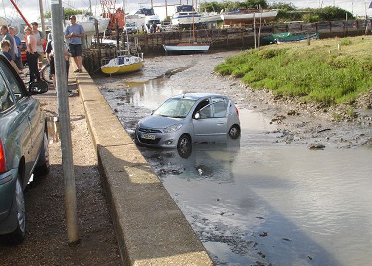 O carro ficou por um dia no rio até ser içado por um guindaste e ter declarada a perda total pela seguradora. Veja mais acidentes inusitados com automóveis