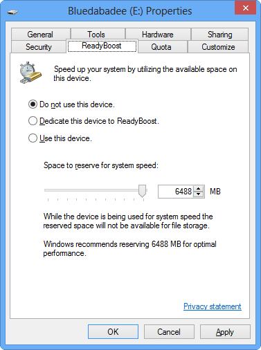 Sua unidade móvel também serve para dar um gás na memória do seu computador com Windows. Através do sistema ReadyBoost, o sistema operacional utiliza um pendrive para auxiliar a RAM nos momentos de leitura e gravação. Ele não opera milagres, mas pode oferecer alguma ajuda em tarefas um pouco mais complexas. Para usar o ReadyBoost, clique com o botão direito em cima da unidade no Windows Explorer e escolha a aba correspondente