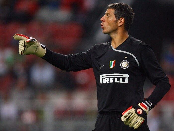 

E a Inter gosta mesmo de investir em goleiros. A terceira
transferência mais cara de todos os tempos pertence a Francesco Toldo. O
ex-goleiro disputou as Copas do Mundo de 1998 e 2002 pela seleção italiana e,
em 2001, trocou a Florentina pela Inter de Milão em uma negociação que envolveu
muito dinheiro: quase 78 milhões de reais
