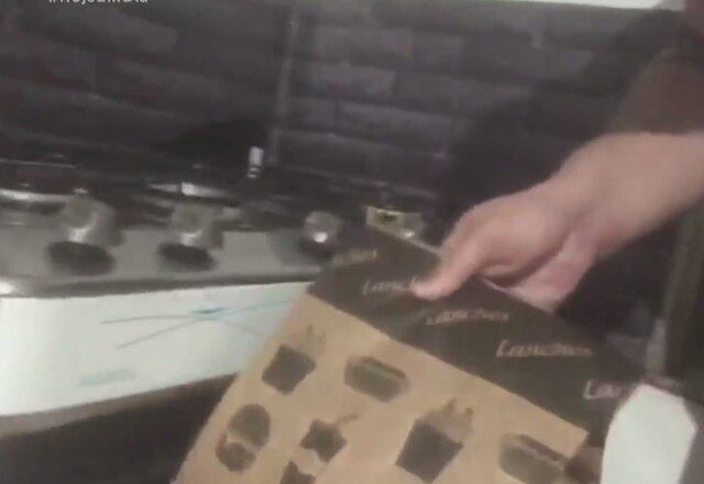 Algumas pessoas colocam a comida imediatamente no forno após recebê-la, no intuito de impedir a proliferação do vírus. "Não podemos falar em matar o vírus, já que não é um ser vivo. Ele não possui células, por isso pode ser inativado. O calor realmente inativa o vírus". Temperatura acima de 75º graus já deixa o novo coronavírus inativo, mas colocar a comida no forno, após a entrega, já é um excesso de cuidado. "Você tem que evitar somente pedir pizzas que tenham, por exemplo, rúcula, cebola ou azeitonas, pois geralmente não passam pelo processo do forno e são finalizadas com a mão do profissional  antes de fechar a embalagem", explica o biomédico.