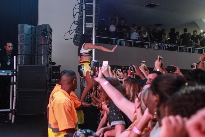 A funkeira sensualizou para a plateia