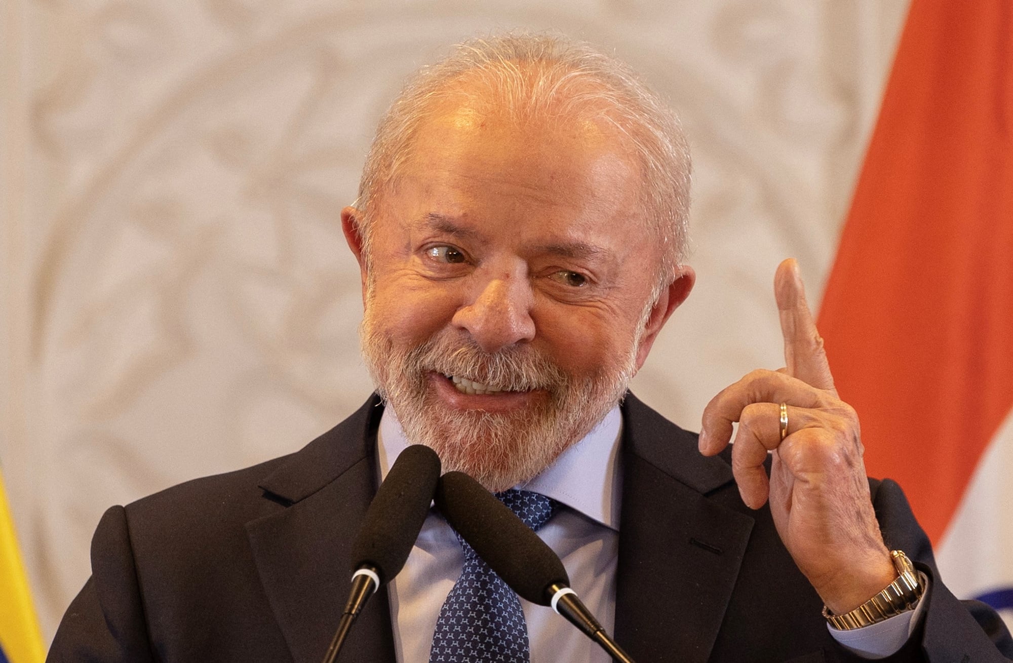 Lula, presidente do Brasil, com dedo em riste durante fala