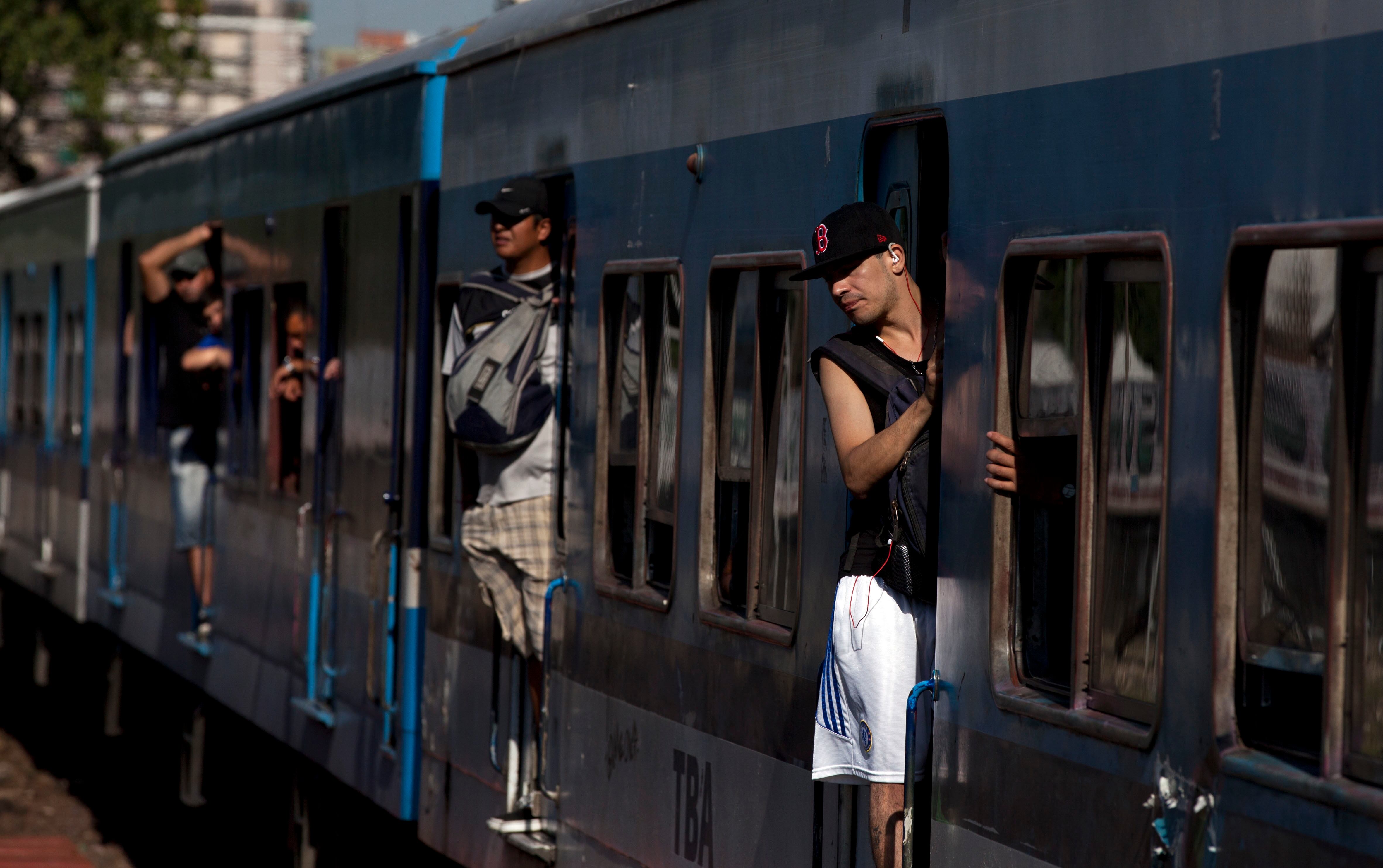Em seu segundo mandato, desde o final de 2011, em um contexto de forte necessidade de divisas para financiar o Estado, a presidente pôs em prática duras restrições à compra de dólares, que tradicionalmente os argentinos de classe média utilizam como poupança para se defender da inflação, numa medida que gerou protestos